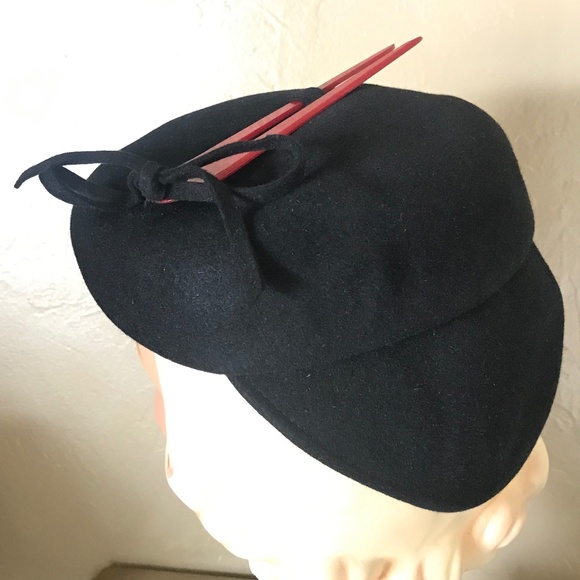 SWANKY 1940s' BLACK FELT TILT HAT WITH RED BAKELITE TRIM - Picture 4 of 12